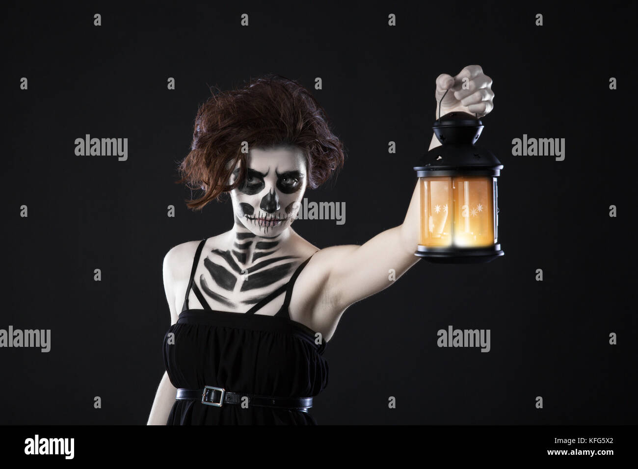 Furchtsame Frau mit Laterne in der Nacht Szene - Spooky Bild eines furchtsamen Frau mit dunklen Augen und Aussehen einer Hexe, in einem weißen Kleid, mit einem beleuchteten lant Stockfoto