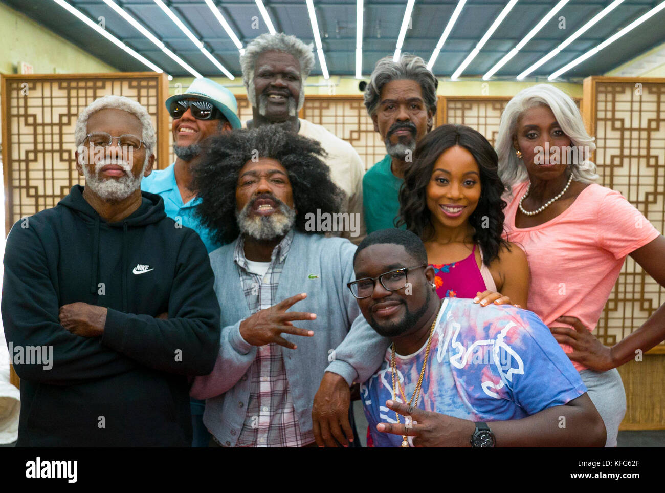 Erscheinungsdatum: Juni 29, 2018 TITEL: Onkel zeichnete Studio: Summit Entertainment REGISSEUR: Charles Stone III PLOT: Nach dem Ablassen, seine Ersparnisse, um ein Team im Rucker Classic street Ball Turnier in Harlem, Dax (Lil Rel Howery) behandelt wird, eine Reihe von unglücklichen Rückschläge, einschließlich seiner Mannschaft verloren, zu seinem langjährigen Rivalen (Nick Kroll). In den Hauptrollen: (von links nach rechts): Onkel Drew (KYRIE IRVING), Lichter (Reggie Miller), Stiefel (Nate Robinson), Big Fella (Shaquille O'Neal), Dax (LIL REL HOWERY), Prediger (Chris Webber), Maya (ERICA ASH), und Betty Lou (LISA LESLIE). (Bild: © Gipfel Unterhaltung Stockfoto