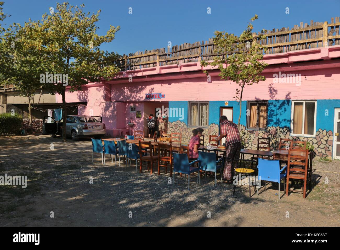 Ein Rosa Hotel buchstäblich unter der Brücke gebaut, neben einem Campingplatz Seite. in dem abgelegenen Dorf koman auf Fluss und See komani. Albanien, Europa. Stockfoto