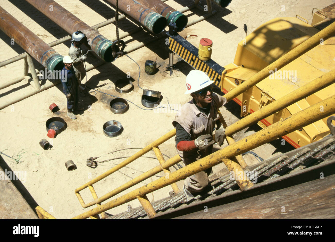 Eine Exploration von Öl und Gas rig in das Leere Viertel, in denen nachgewiesene Reserven sind reichlich und die schließlich werden in der shaybah Gas öl Luftzerlegungsanlage (gosp), eine große Gas-, Öl- und Produktionsstätte in das Leere Viertel Wüste Saudi Arabiens, in der Nähe der Grenze zu den Vereinigten Arabischen Emiraten. Stockfoto