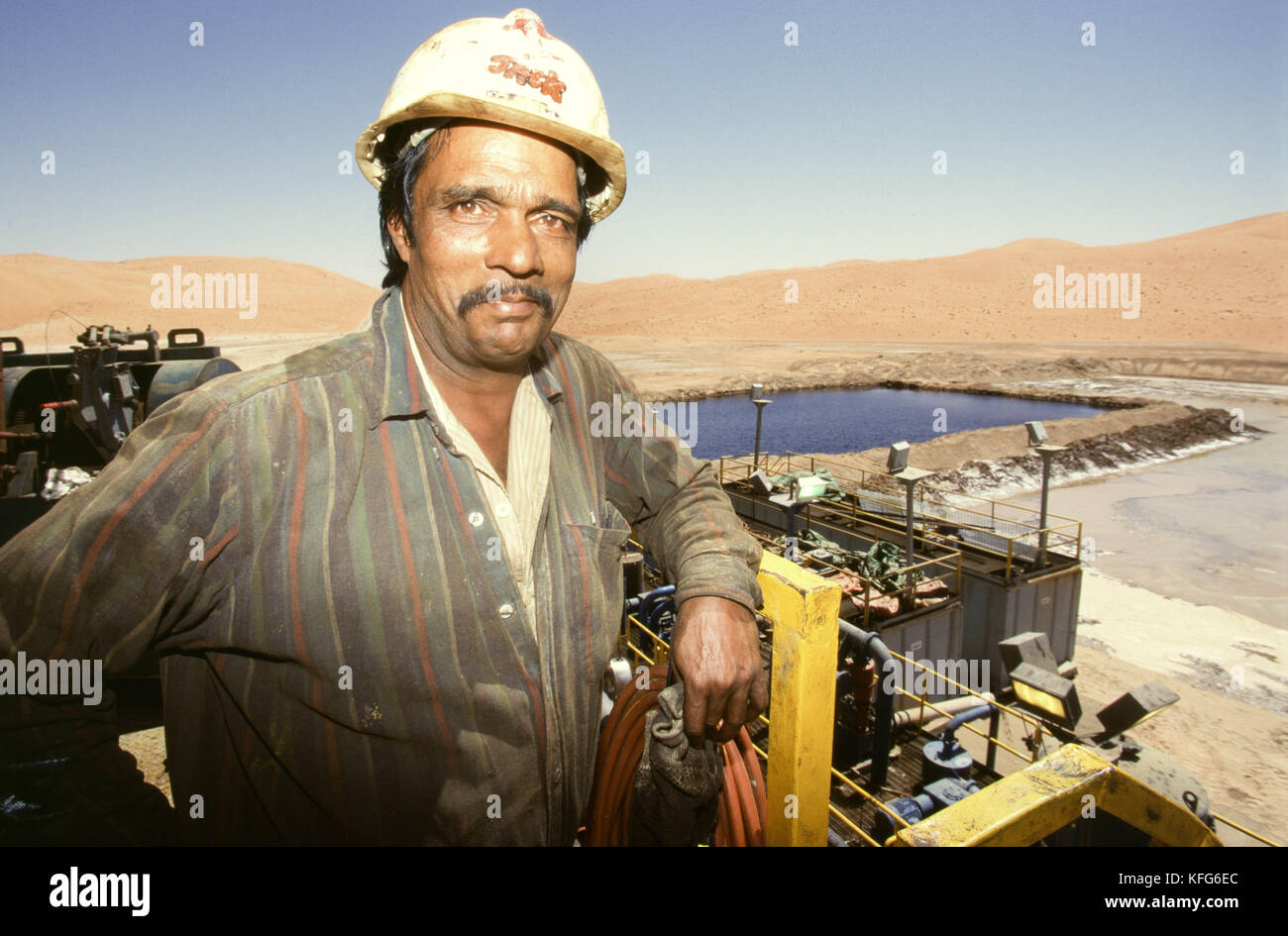 Eine Exploration von Öl und Gas rig in das Leere Viertel, in denen nachgewiesene Reserven sind reichlich und die schließlich werden in der shaybah Gas öl Luftzerlegungsanlage (gosp), eine große Gas-, Öl- und Produktionsstätte in das Leere Viertel Wüste Saudi Arabiens, in der Nähe der Grenze zu den Vereinigten Arabischen Emiraten. Stockfoto