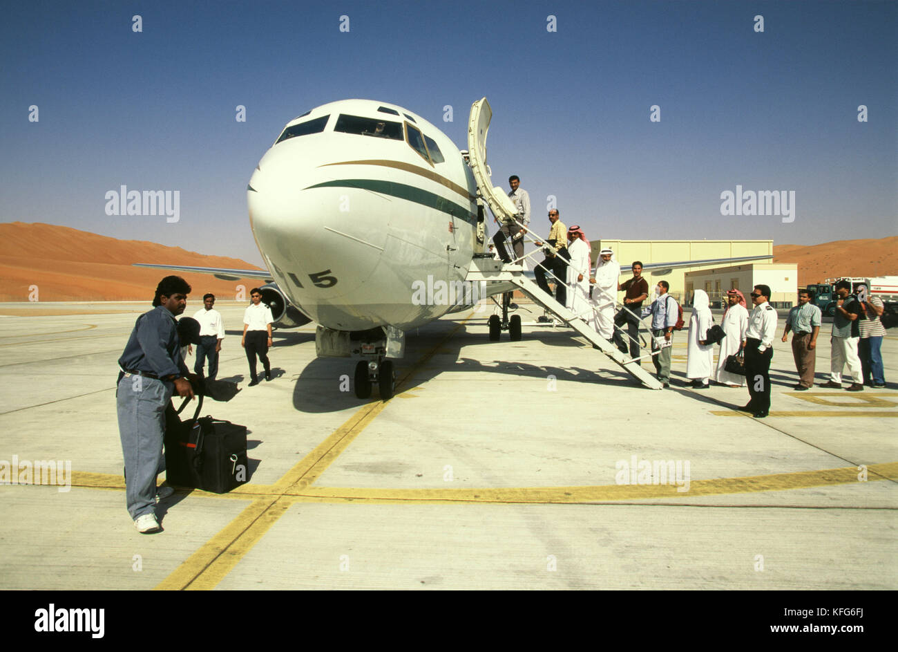 Saudi Aramco Mitarbeiter an Bord des Saudi Aramco 737 Unternehmen ebene Shaybah Flughafen, nach ihrer Arbeit pflicht Tour am Shaybah Gas öl Luftzerlegungsanlage (gosp), eine große Gas-, Öl- und Produktionsstätte in das Leere Viertel Wüste Saudi Arabiens, in der Nähe der Grenze zu den Vereinigten Arabischen Emiraten. Stockfoto