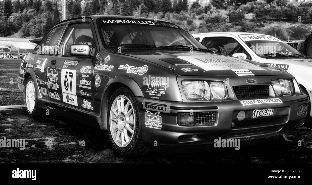 SANMARINO, SANMARINO - OTT 21, 2017: Ford Sierra 1987 in alten Rennwagen Rallye DIE LEGENDE 2017 der berühmte SAN MARINO historische Rennen Stockfoto