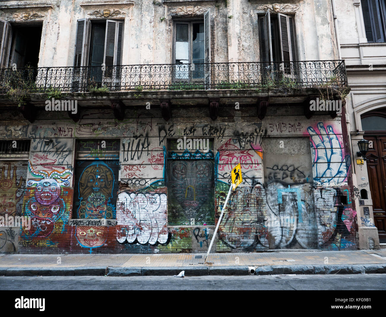 Altes Gebäude mit offenen Balkon Fenster und stiegen bis unteren Fenstern in bunten Graffiti im Viertel San Telmo in Buenos Aires. Stockfoto