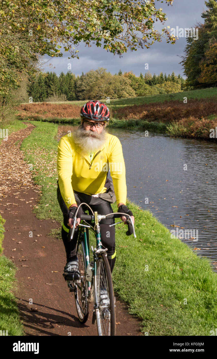 Radfahrer mit einem Bandholz Bart auf Canal Leinpfad, England, Großbritannien Stockfoto
