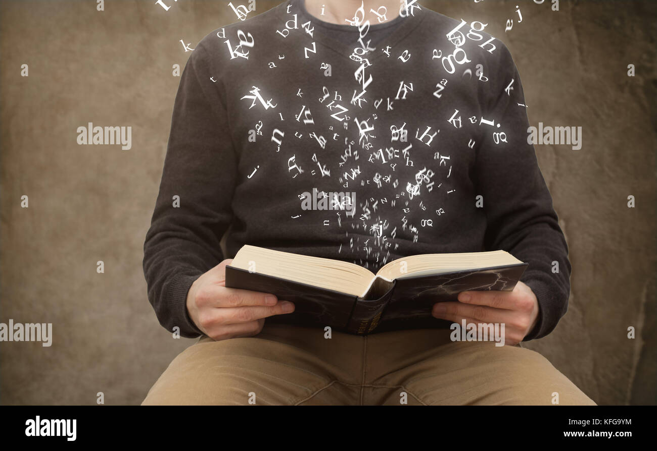 Mann lesen Buch Stockfoto