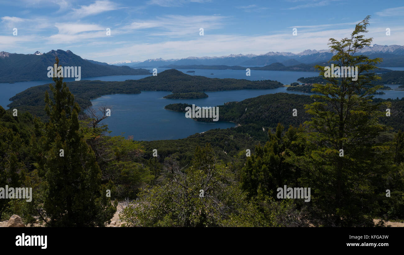 Robuste, atemberaubende Berggipfel des Lago Nahuel Nationalpark in Bariloche, Argentinien an einer kristallklaren Tag mit intensiven blauen Himmel und Seen. Stockfoto