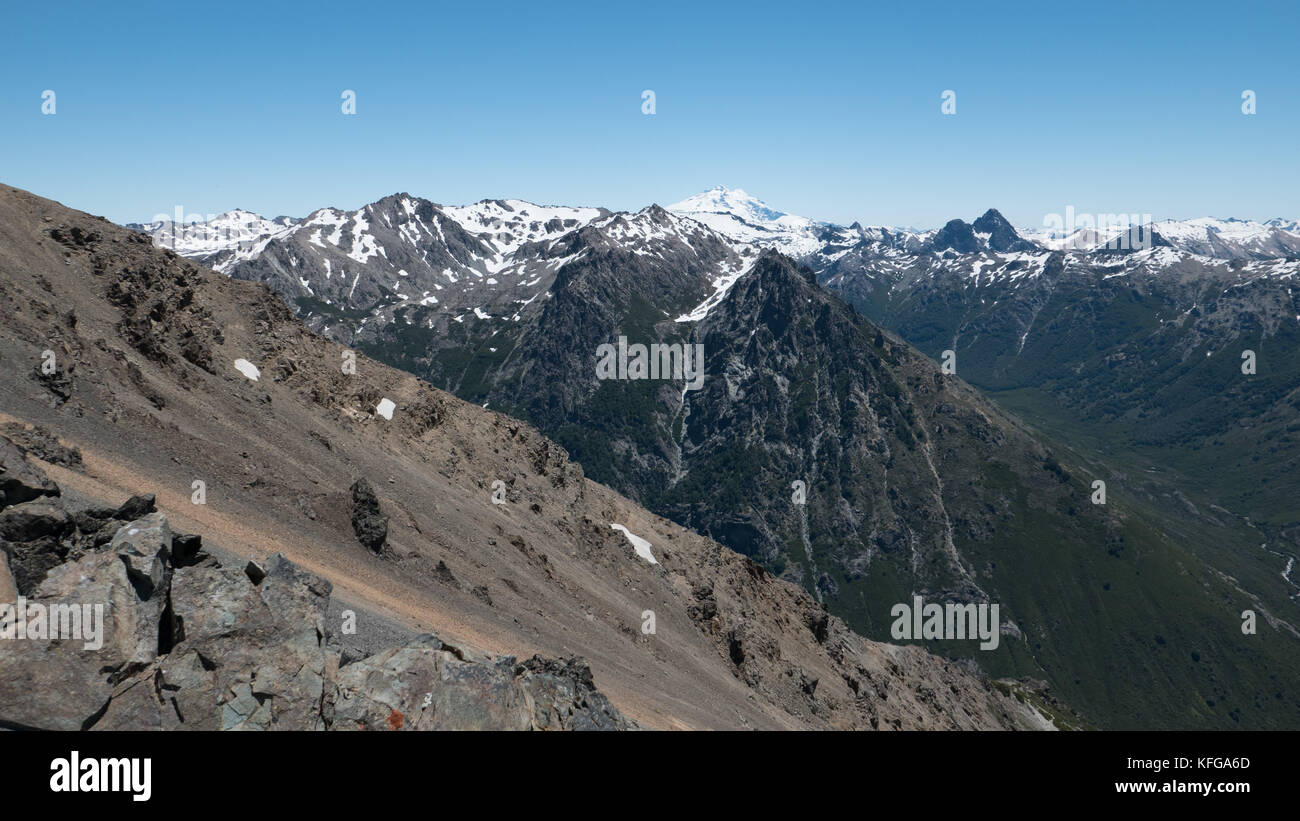 Robuste, atemberaubende Berggipfel des Lago Nahuel Nationalpark in Bariloche, Argentinien an einer kristallklaren Tag mit intensiven blauen Himmel und Seen. Stockfoto