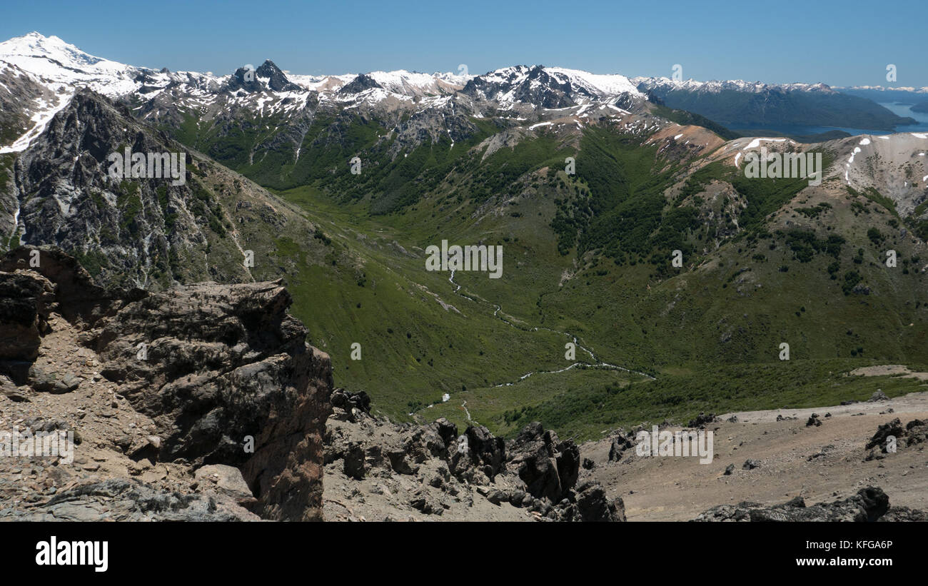 Robuste, atemberaubende Berggipfel des Lago Nahuel Nationalpark in Bariloche, Argentinien an einer kristallklaren Tag mit intensiven blauen Himmel und Seen. Stockfoto