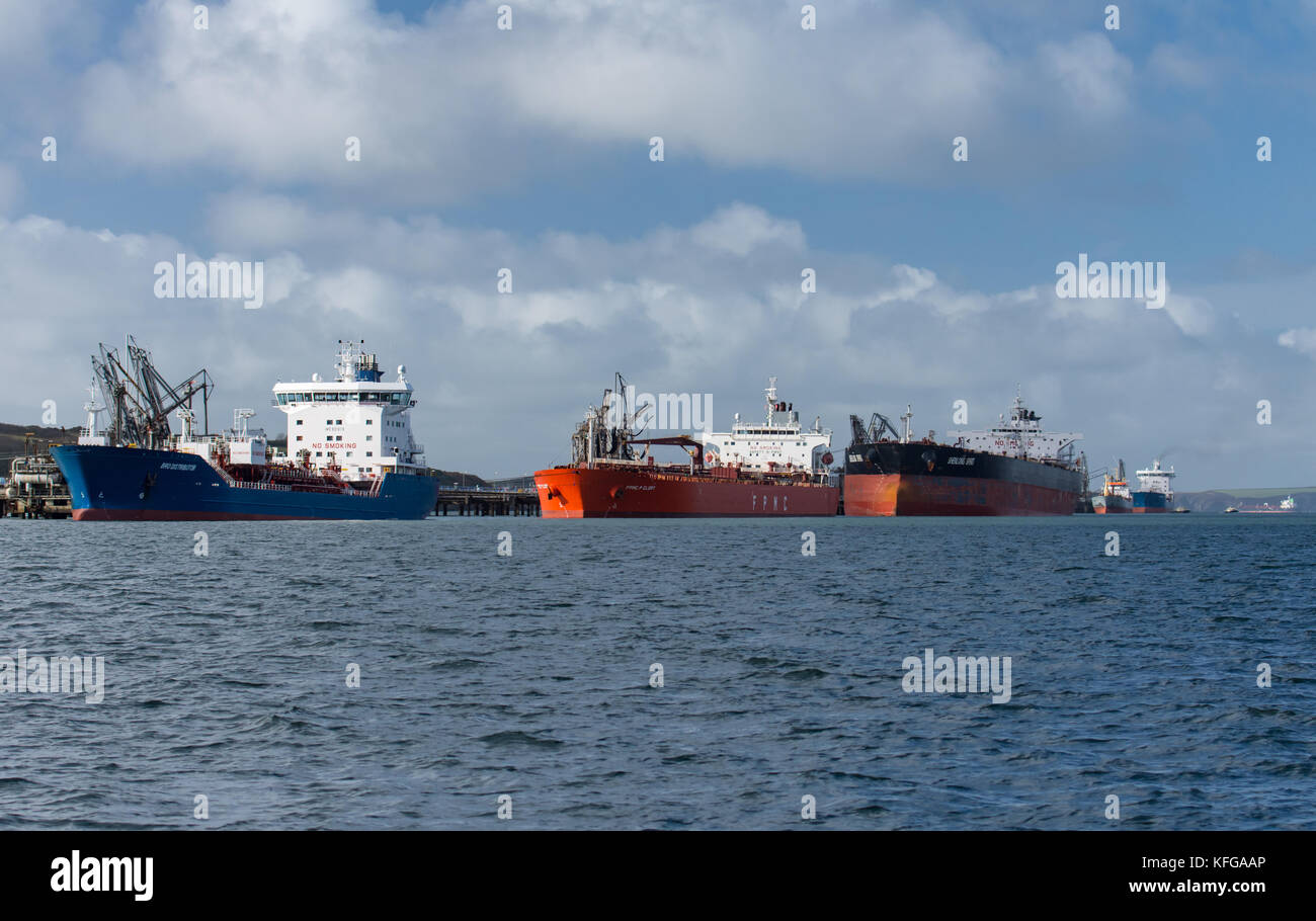 Öltankschiffe an Valero ol Terminal, Milford Haven, Pembrokeshire. Stockfoto