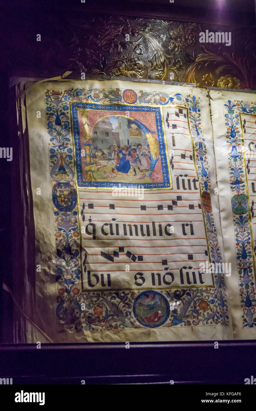 Manuskript Bibel in großer Schrift für das Lesen von der Kanzel, Metropolitan Heiligen Kathedrale Kirche der Menschwerdung, Granada, Andalusien, Spanien Stockfoto