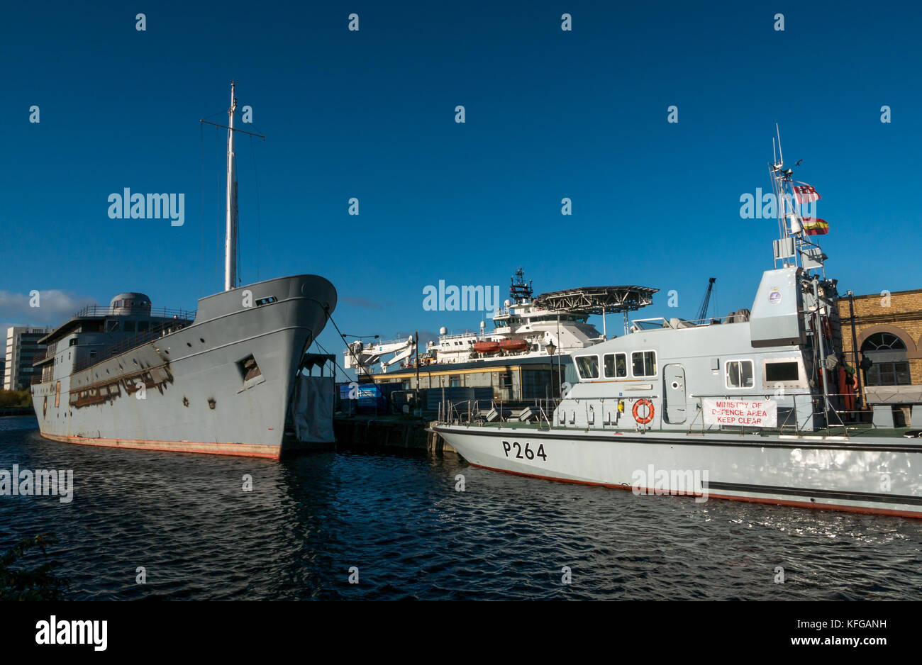 Schiffe HMS Archer P264, Royal Navy Verteidigungsministerium Schiff, bohrinsel Support mit Helikopter deck und MV Fingal, Leith Docks, Edinburgh, Schottland Stockfoto