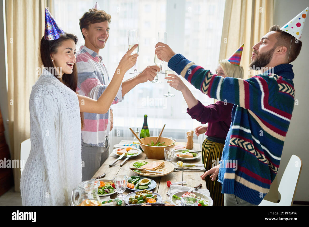 Freunde Feiern Geburtstag Zum Abendessen Stockfotografie Alamy