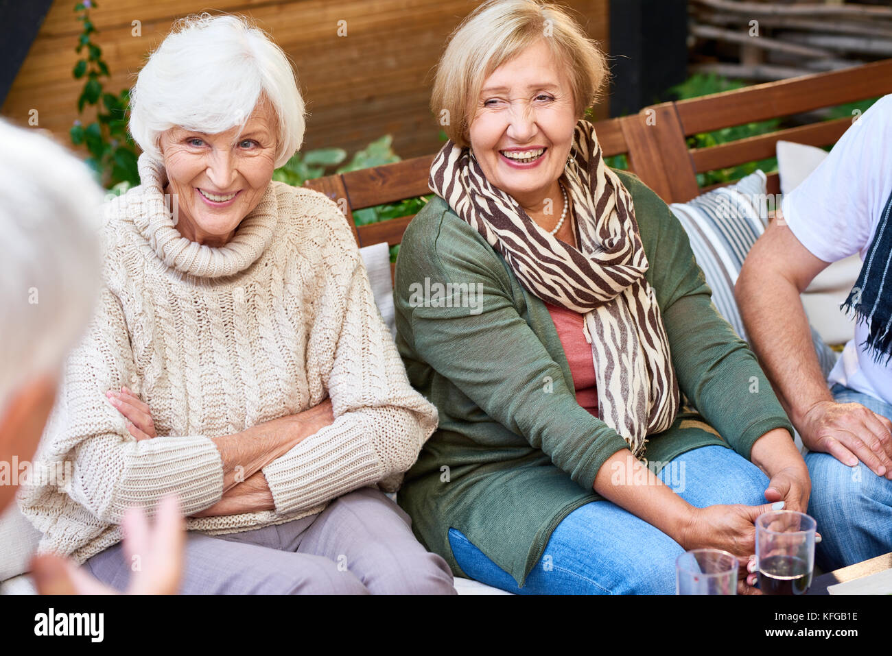 Ausgaben Wochenende mit älteren Freunden Stockfoto