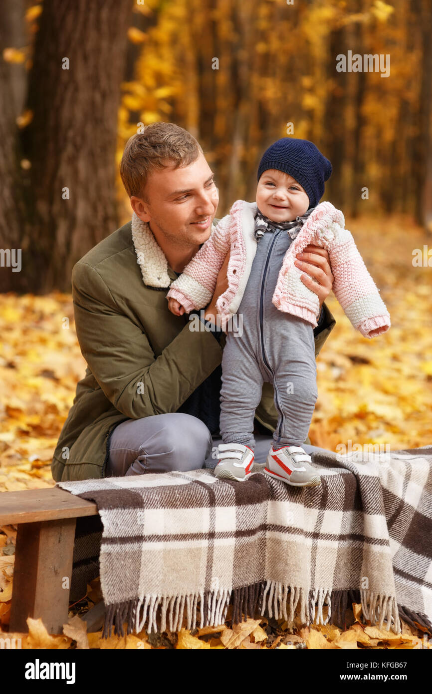 Vater mit einer kleinen Tochter im Herbst Park Stockfoto