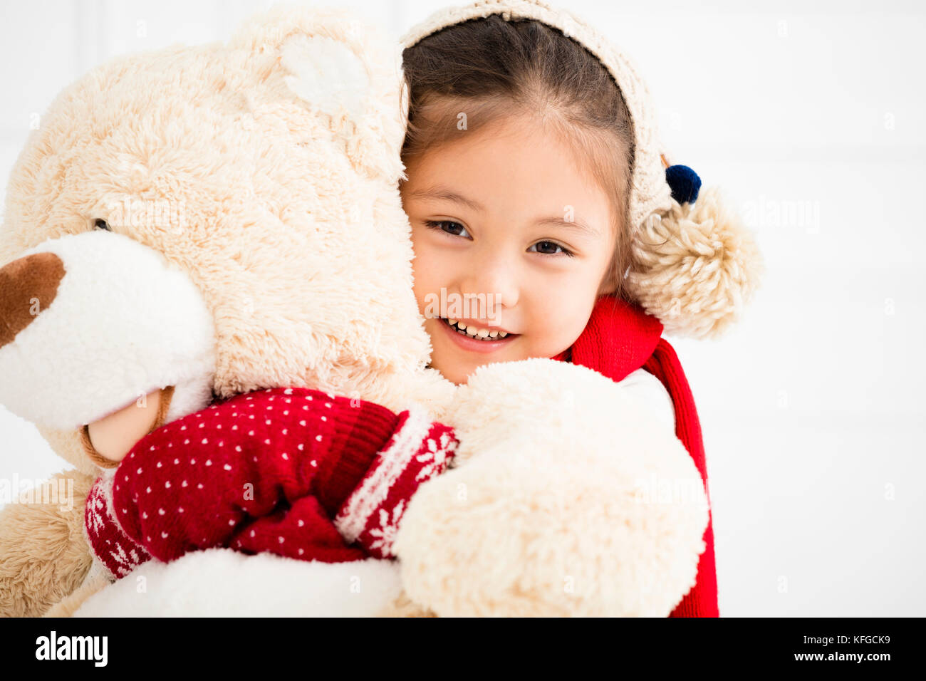 Happy little Girl holding Teddybär Stockfoto