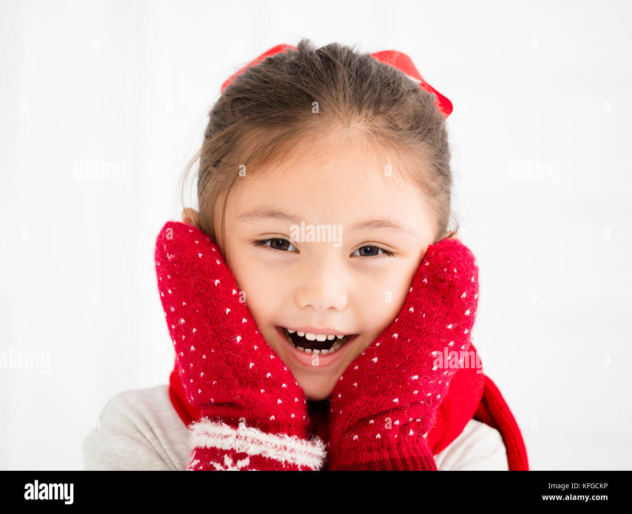 Gerne kleine Mädchen im Winter Kleidung Stockfoto