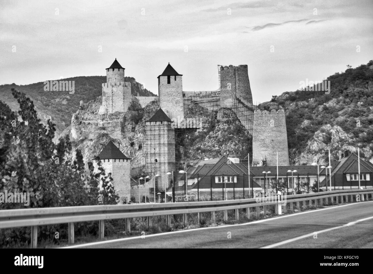 Festung Golubac (golubacka goluback trvdjava oder Grad) schwarz-weiß-Bild. Stockfoto