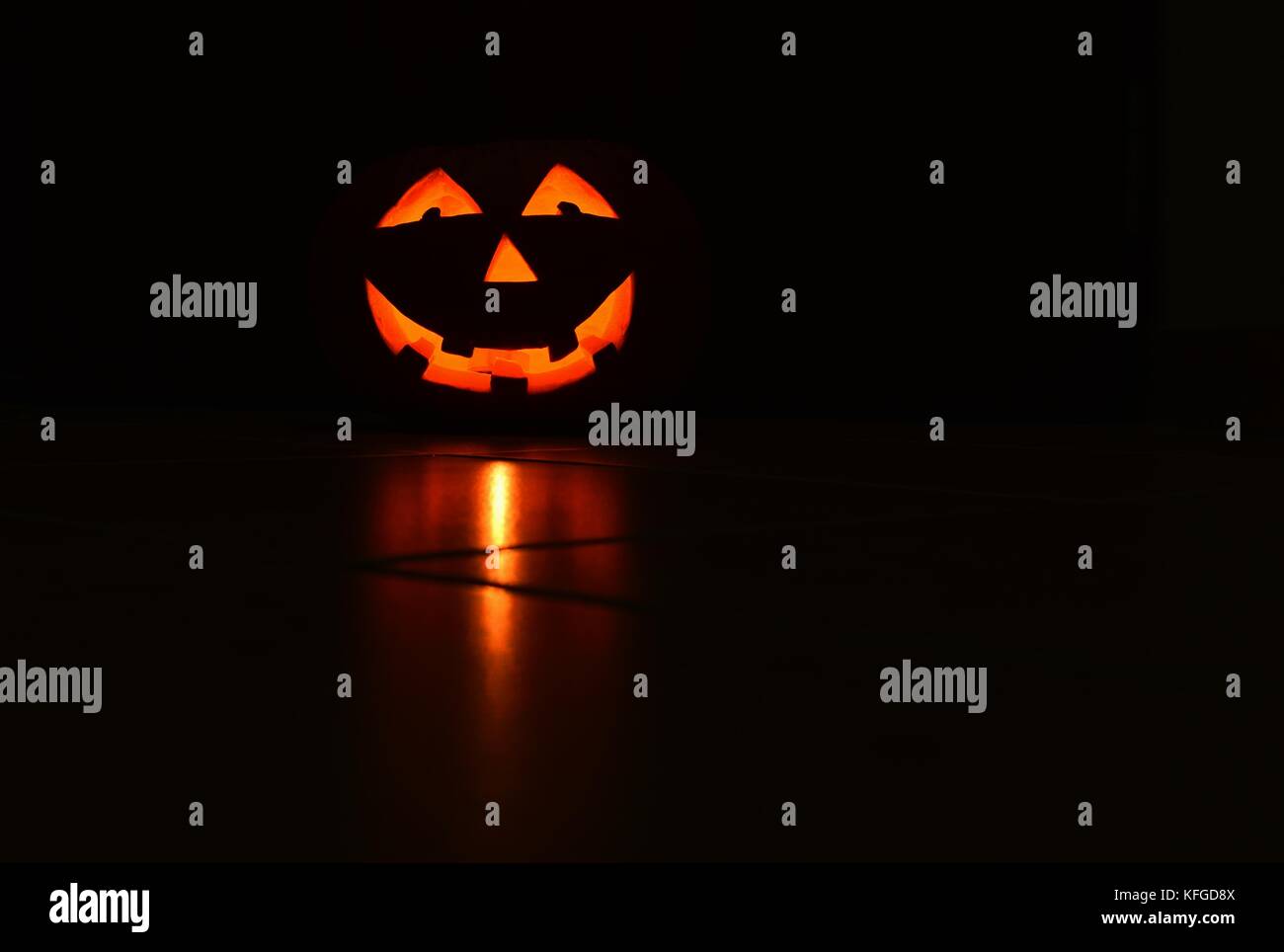 Halloween Kürbis Laterne mit schwarzem Hintergrund Stockfoto