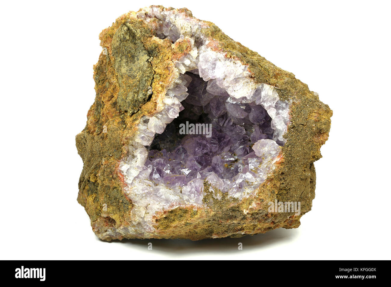 Amethyst geode in Marokko auf weißem Hintergrund gefunden Stockfoto