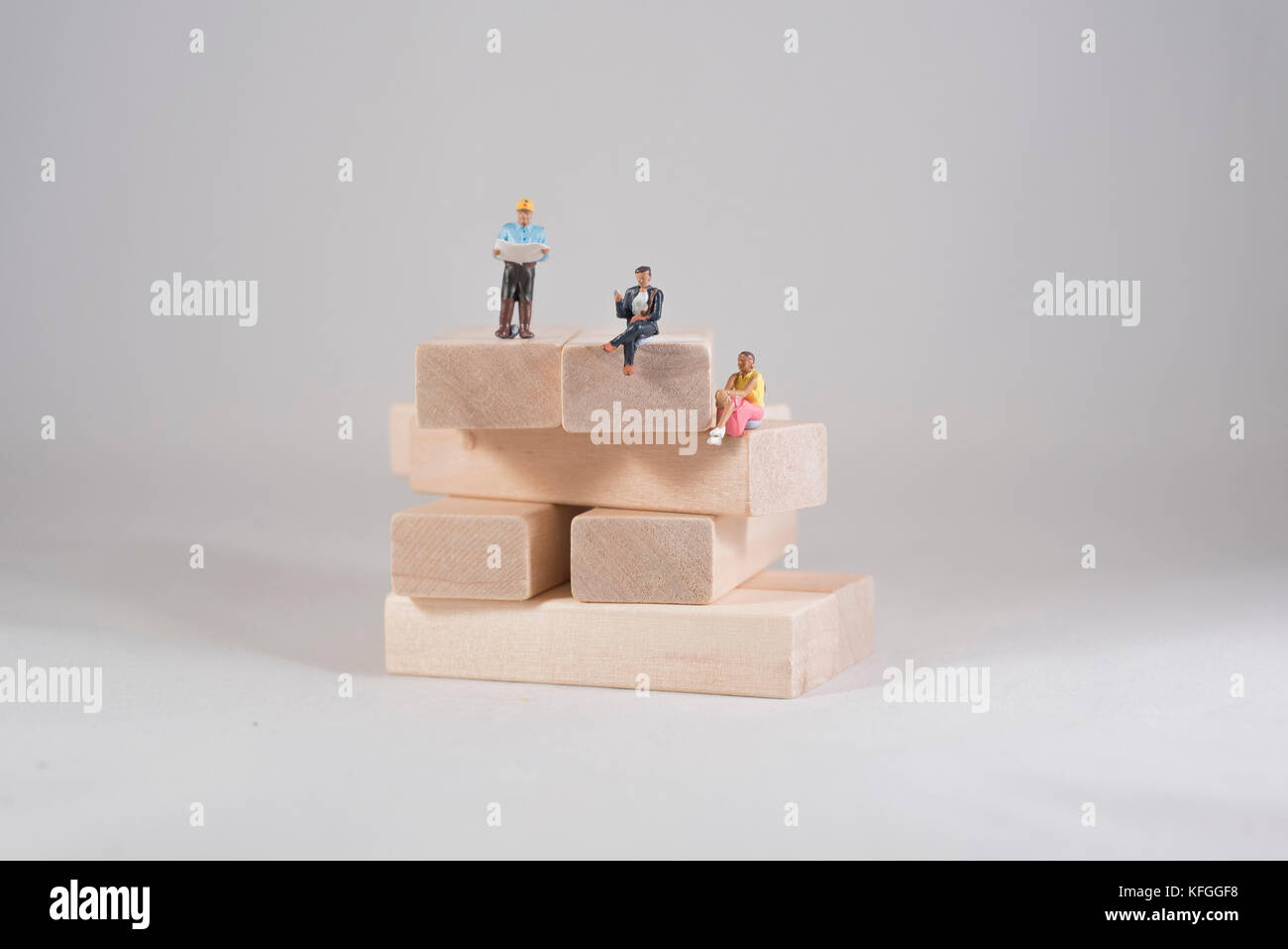 Die Welt der kleinen Menschen in verschiedenen Aktivitäten mit dem Leben Größe Requisiten im Studio. Aktivitäten, die Männer an die Arbeit. Stockfoto