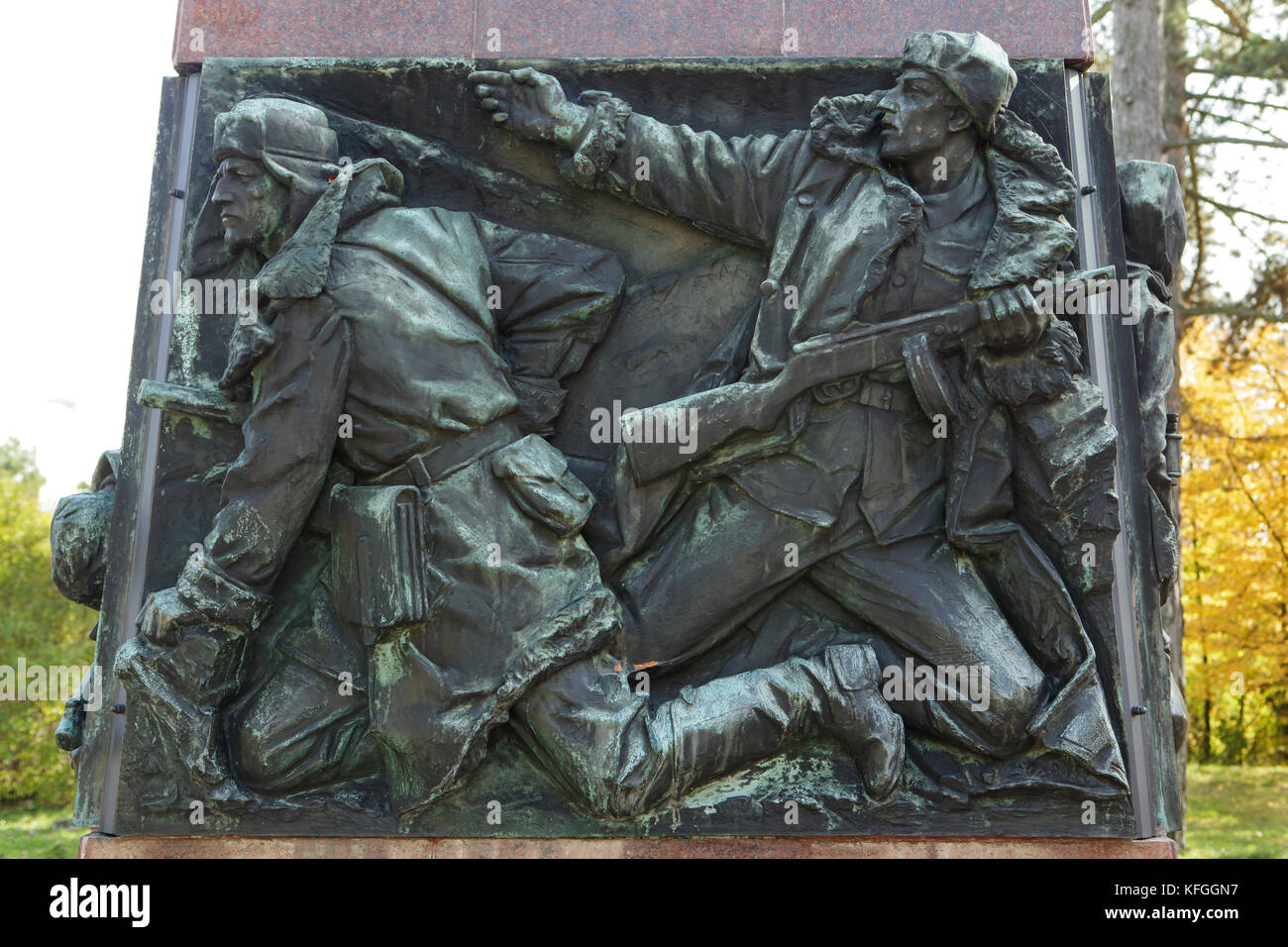 Schlacht von sokolovo in der Bas Relief auf dem Sockel des Denkmals zu Otakar Jaroš durch tschechische Bildhauer Oskar Kozák (1958) in Mělník in Südböhmen, Tschechien. Die Schlacht von Sokolovo fand im März 1943 weiter in der Nähe von Charkow (heute in der Ukraine), wenn die laufenden Angriff der Wehrmacht durch gemeinsame sowjetischen und tschechoslowakischen Streitkräfte zu okolovo verzögert wurde. Tschechische Offizier Otakar Jaroš wurde in der Schlacht bei Sokolovo getötet und wurde das erste Mitglied einer ausländischen Armee mit dem goldenen Stern der Held der Sowjetunion, das war die höchste Auszeichnung in der udssr eingerichtet. Stockfoto
