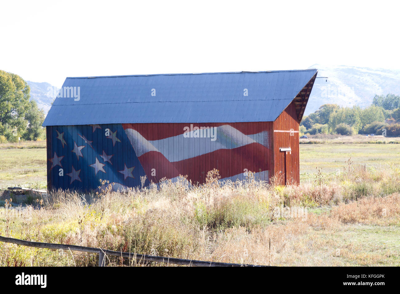 Ranch House Gebäude mit der amerikanischen Flagge auf der Seite lackiert Stockfoto
