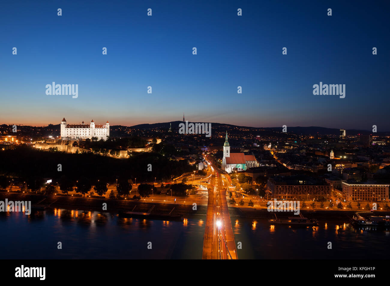 Bratislava in der Slowakei bei Nacht, Blick über die Hauptstadt an der Donau Stockfoto