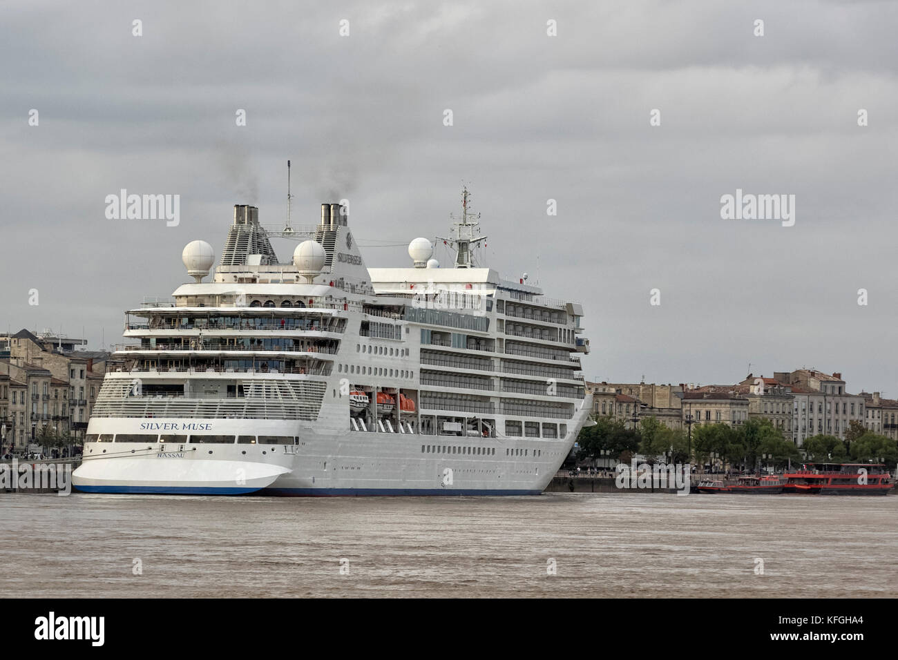 BORDEAUX, FRANKREICH - 06. SEPTEMBER 2017: Das Kreuzfahrtschiff Siver Muse der Silversea Cruises Line legt am Hafen von Bordeaux am Fluss Garonne an Stockfoto