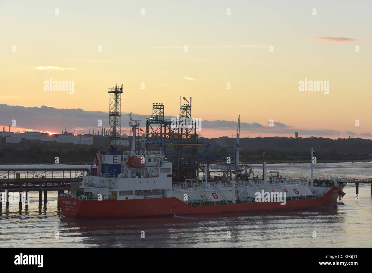 Ein Schiff mit LPG oder Niederdruckgas in Tanks und Abnehmer neben oder im Hafen an der Raffinerie in Fawley auf Southampton Wasser und den Solent, hants Stockfoto