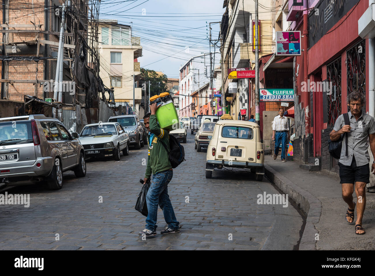 Fußgänger auf der belebten Straße. Antananarivo, Madagaskar Stockfoto