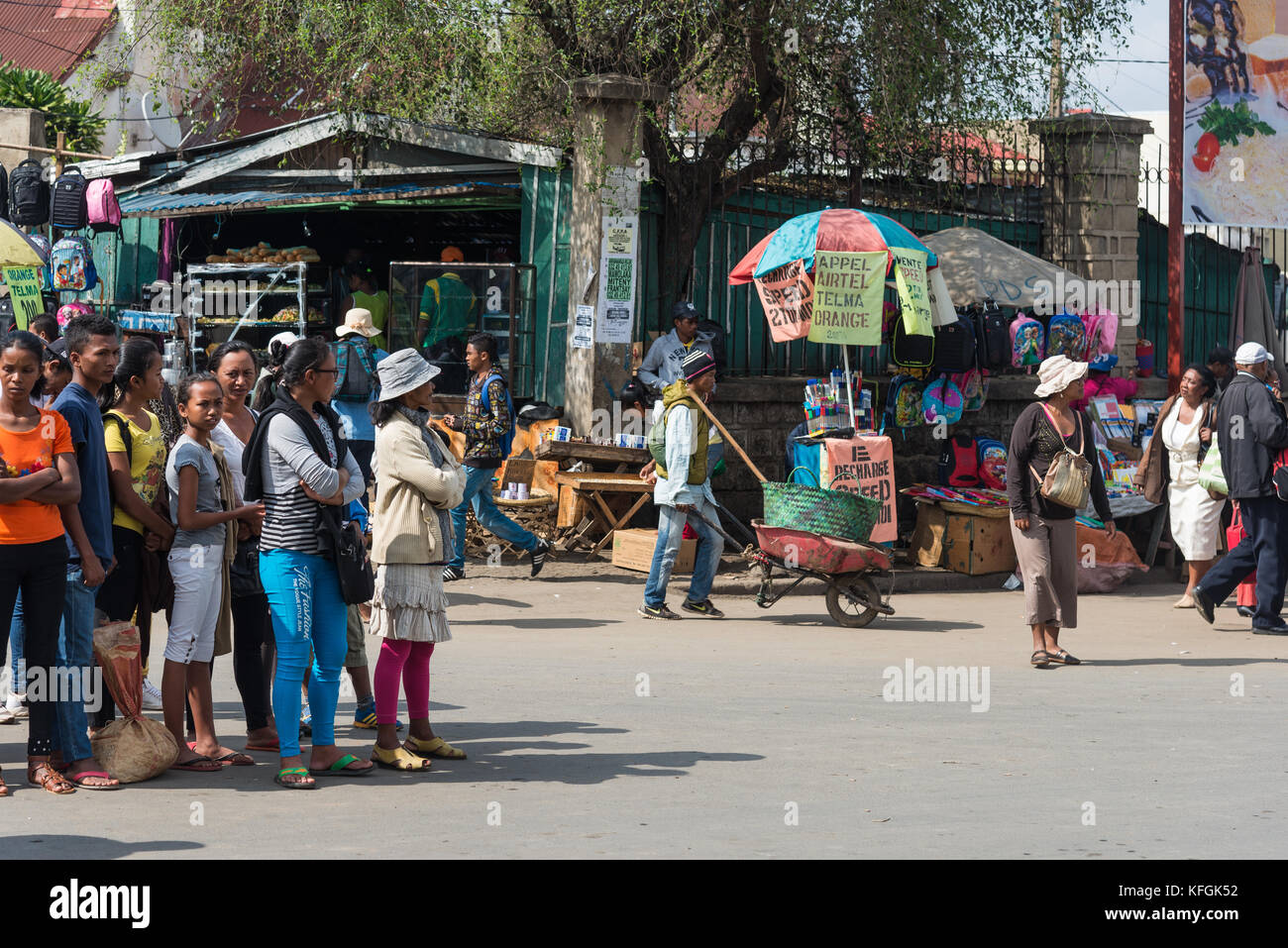 Fußgänger auf der belebten Straße. Antananarivo, Madagaskar Stockfoto