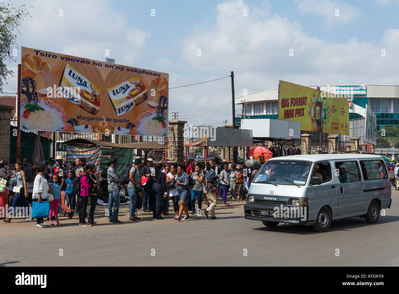 Fußgänger auf stark befahrenen Straße. Antananarivo, Madagaskar Stockfoto