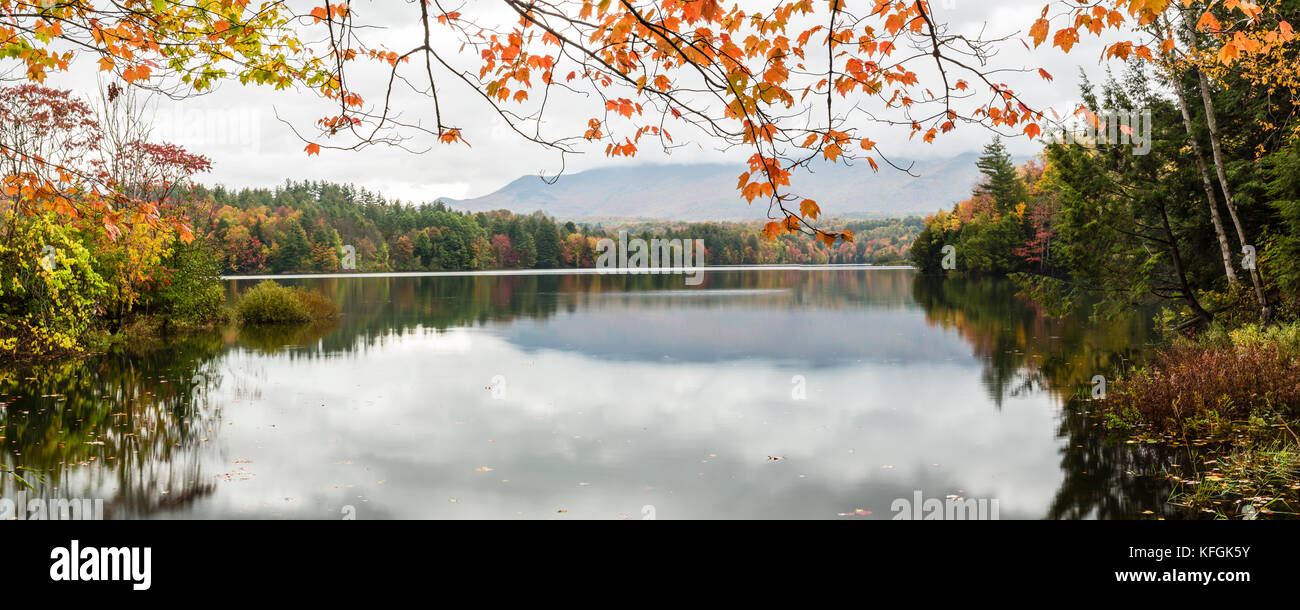 Eine ruhige nebligen Herbst morgen auf die waterbury Reservoir in Waterbury, Vermont. Stockfoto