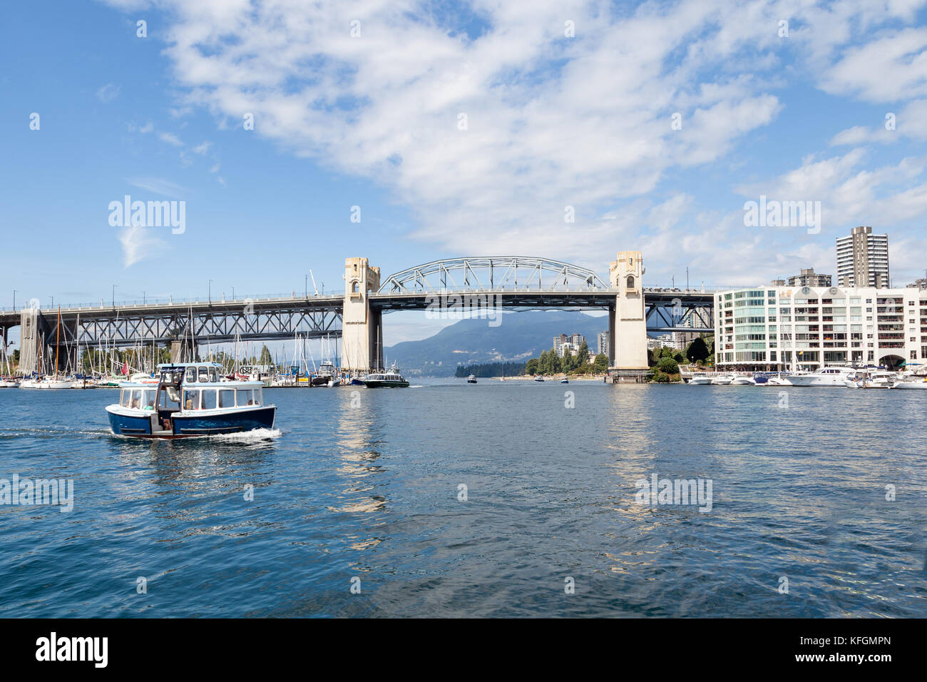 Boot Fähren und Yachten in False Creek Hafen mit Burrard Bridge und Vancouver Yaletown Skyline im Hintergrund. Stockfoto