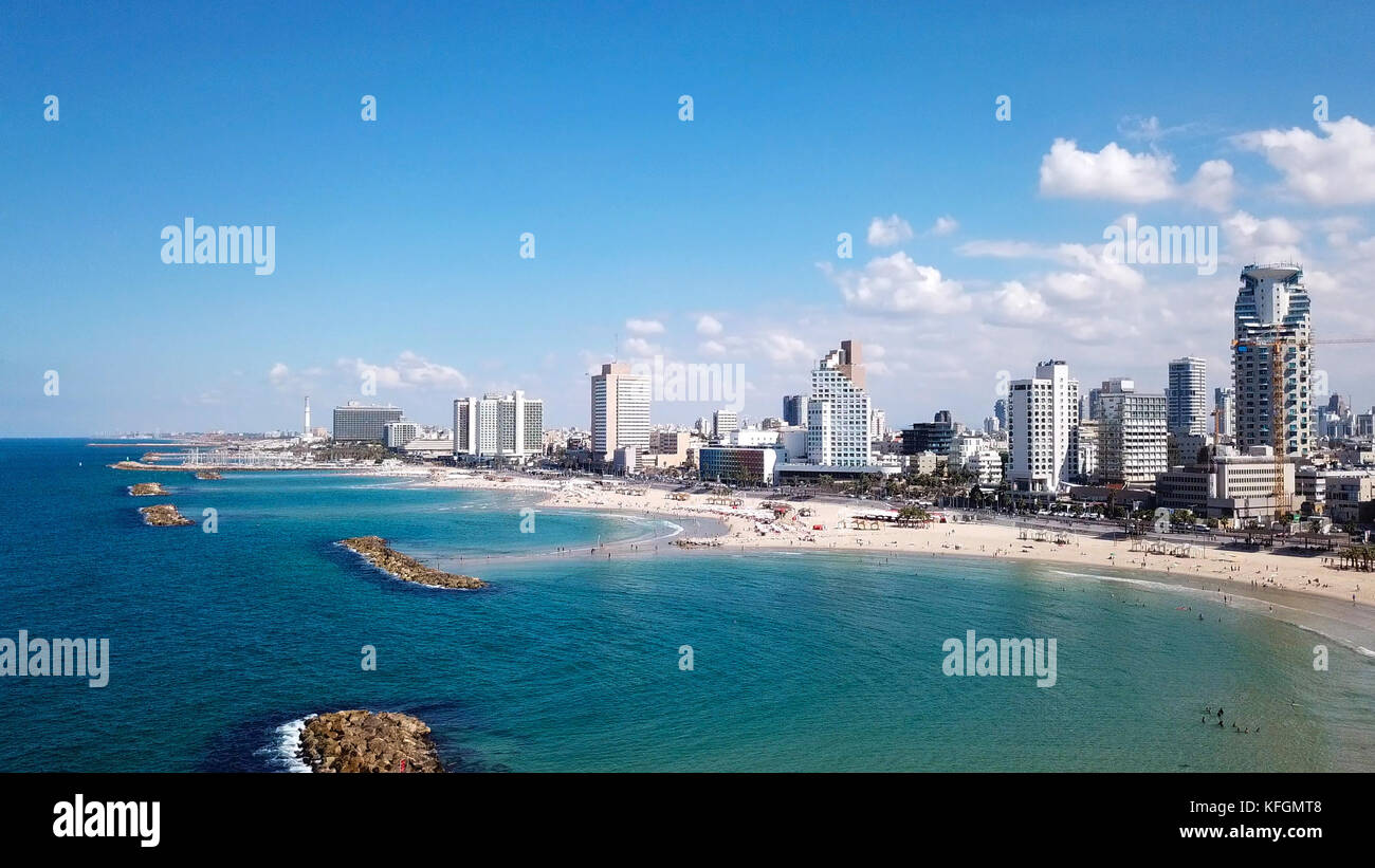 Tel Aviv Küste und die Skyline vom Mittelmeer gesehen. Stockfoto
