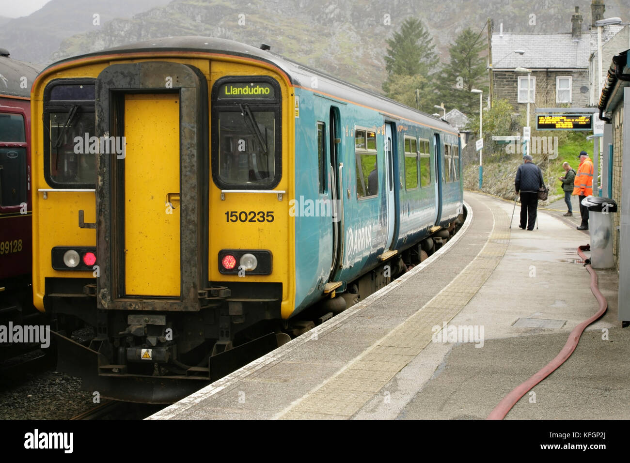 Arriva trainiert walisische Dieseltriebwagen der Baureihe 150 am Bahnhof Blaenau Ffestiniog, Wales. Stockfoto