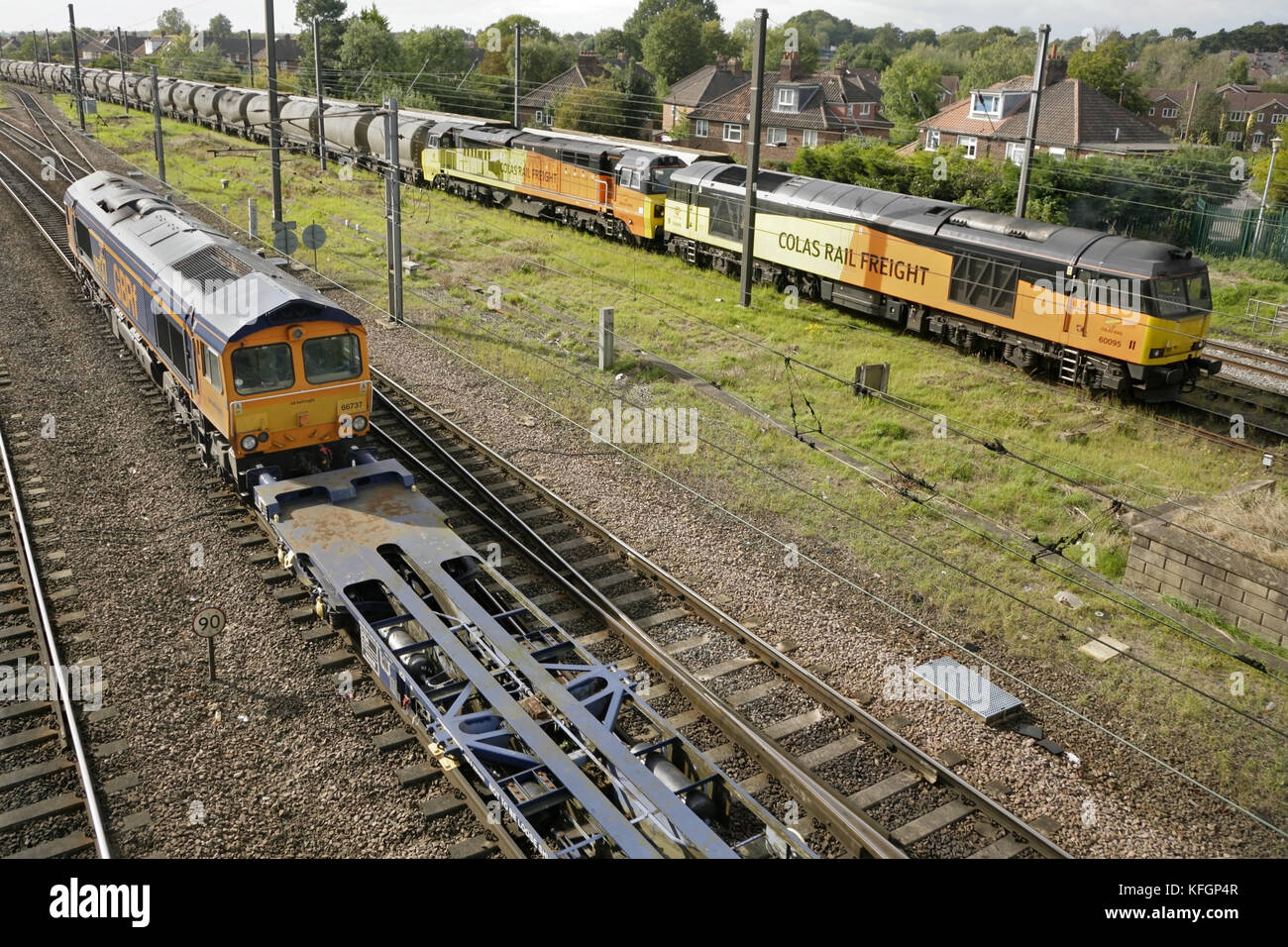 Diesellokomotiven der Baureihe 66 der Baureihe GBRf passieren die Colas Rail Freight Lokomotiven 70814 und 60095 auf den Anschlussgleisen Holgate südlich des Bahnhofs York, Großbritannien. Stockfoto