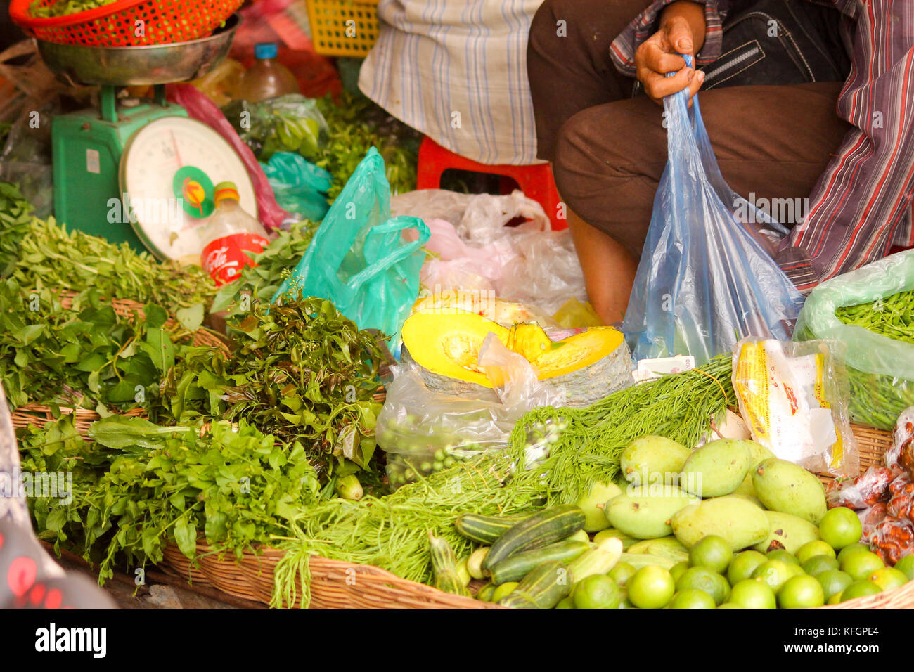 Händler verkaufen frisches Gemüse auf einem lokalen Markt in Kambodscha Stockfoto