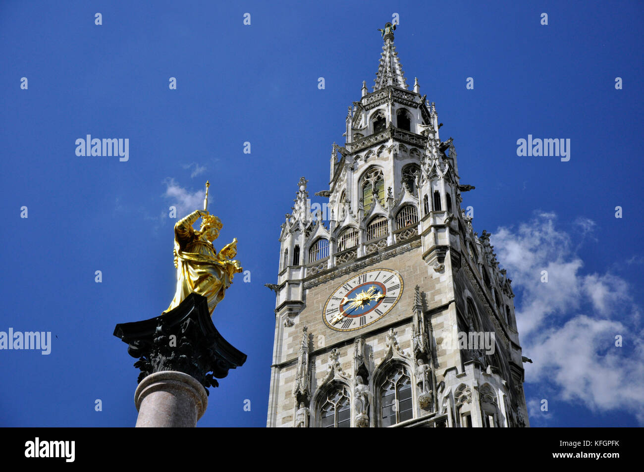 Die goldene Statue der Maria (mariensaule), eine Mariensäule auf dem Marienplatz und Rathaus im Hintergrund - München, Deutschland Stockfoto