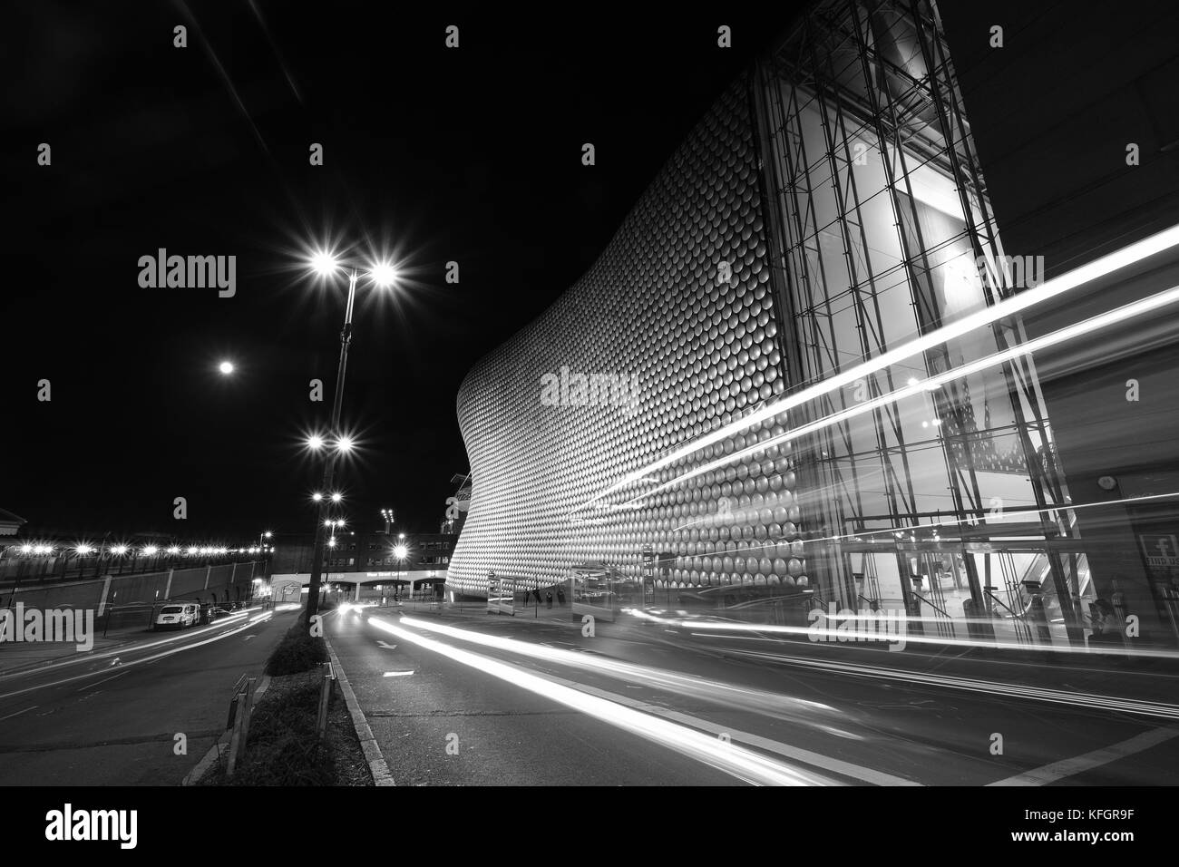 Bull Ring Birmingham bei Nacht mit Indikatoren der Lichter von Verkehr Stockfoto