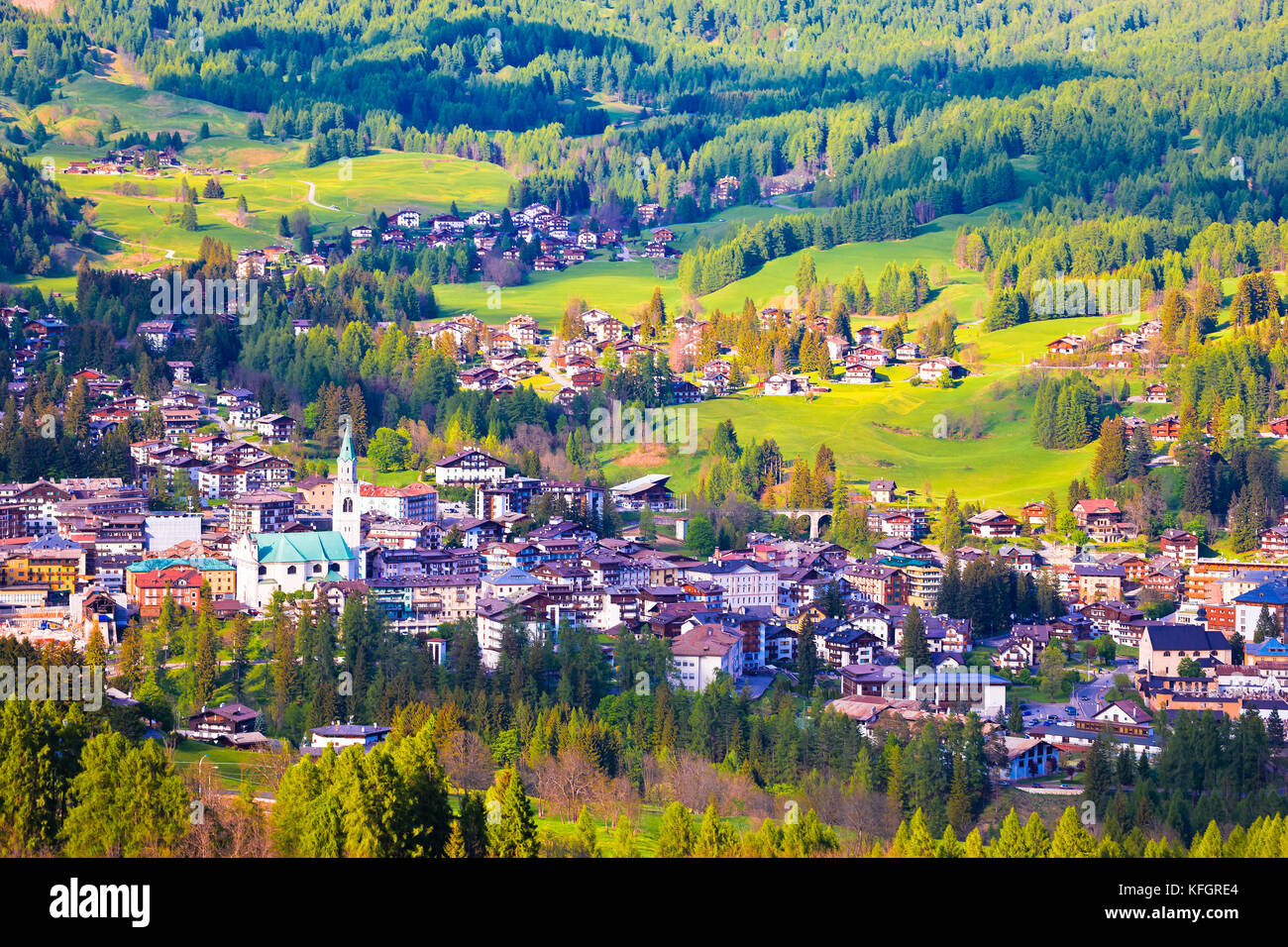 Alpne grüne Landschaft von Cortina d'Ampezzo, Stadt in Dolomiten Alpen, Region Venetien, Italien Stockfoto