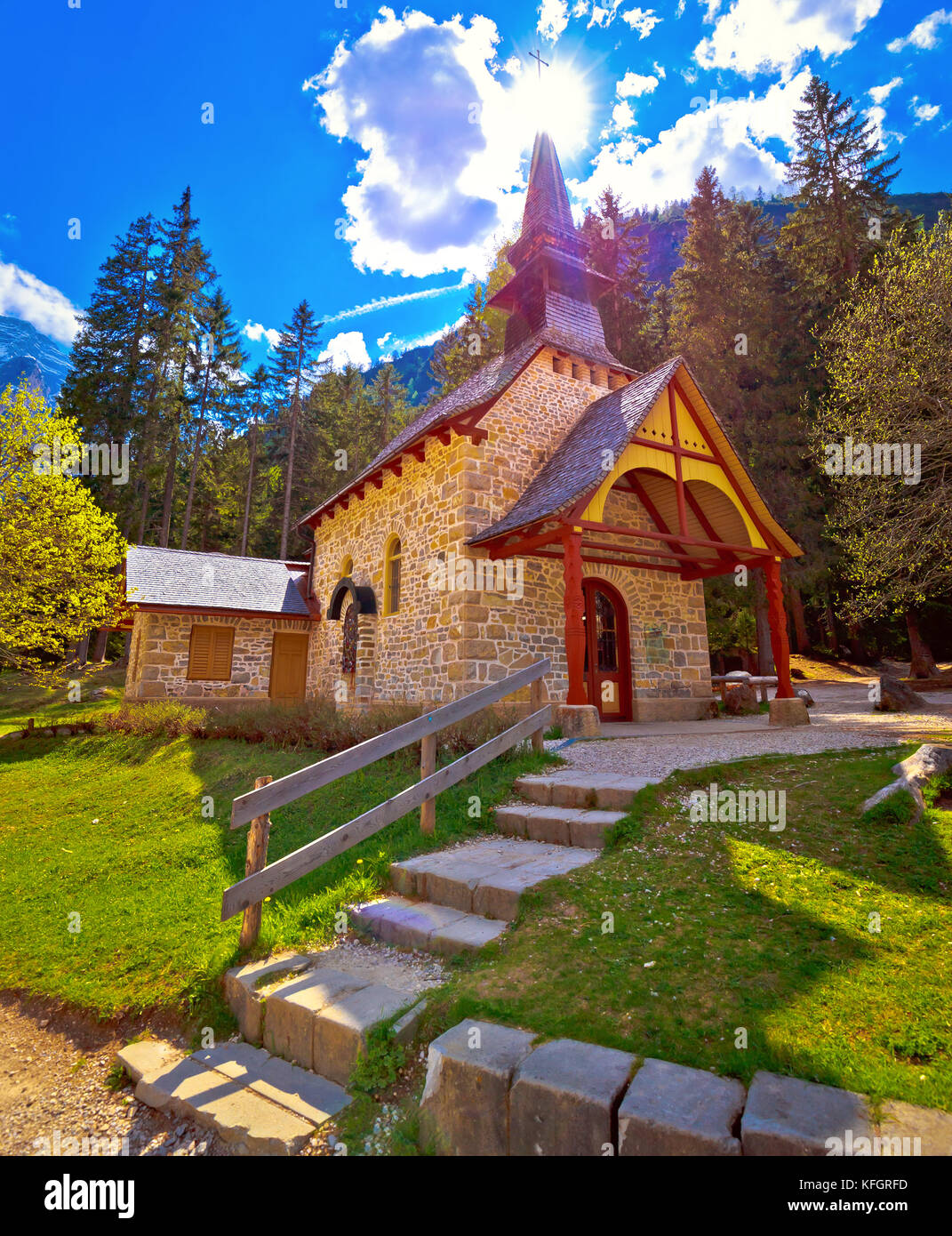 Kirche und Pragser See in apls Dolomiten, Südtirol, Italien Stockfoto