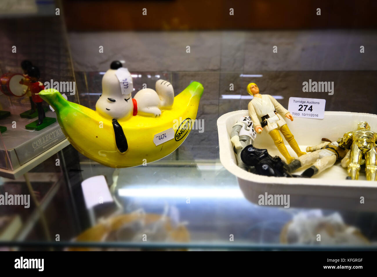 Snoopy liegen auf einer Banane und Action Figur von Luke Skywalker in Antique Shop Stockfoto
