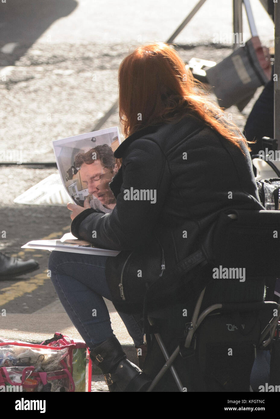Ein Crew-Mitglied hält ein Foto des Schauspielers Benedict Cumberbatch, der in Glasgow Szenen gedreht hat, die in New York City für die Dreharbeiten zur Fernsehshow Melrose umgewandelt wurden. Stockfoto