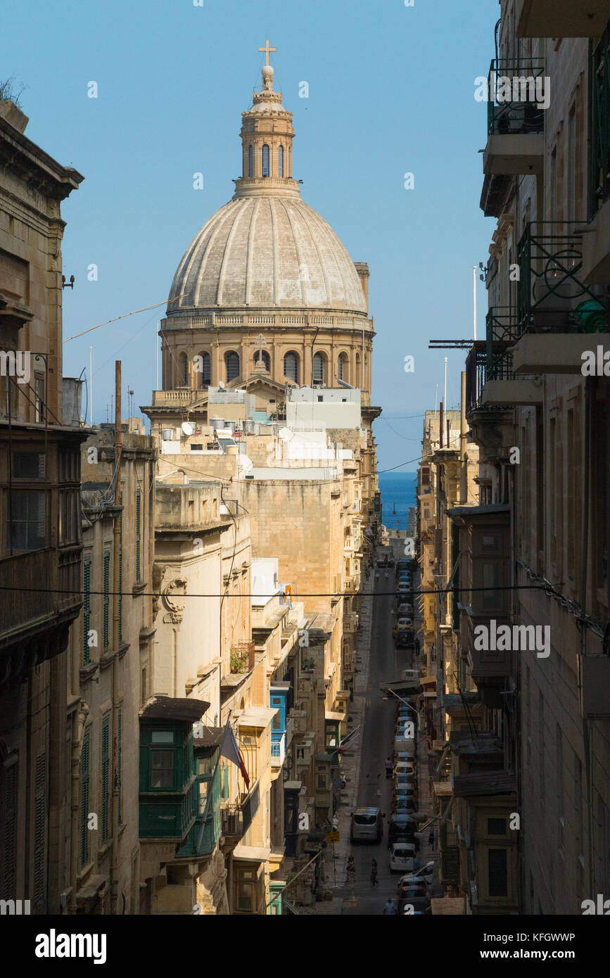 Szene mit Madonna tal-Karmnu - Basilika Unserer Lieben Frau auf dem Berg Karmel (berühmte Römisch-katholische Kirche) Kuppel - und Alte Münze Street, Valletta, Malta. Stockfoto