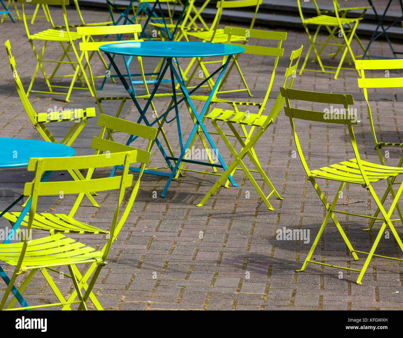 WA 14034-00 ... WASHINGTON - Stühle und Tische in der abendländischen Square in Seattle. Stockfoto