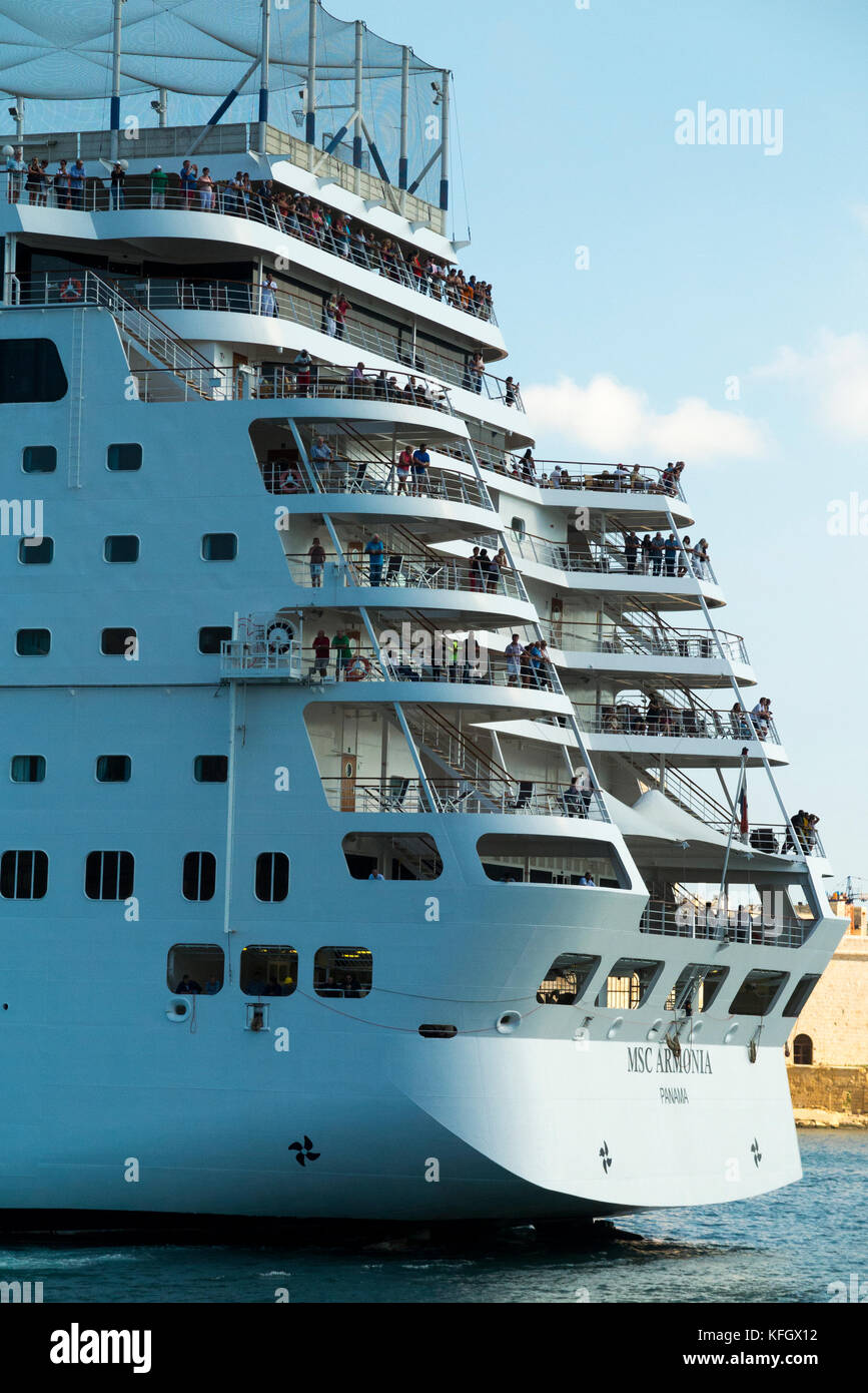 Das Heck des MSC Armonia Kreuzfahrtschiff in den Grand Harbour, Malta. Sie hat im Besitz und unter der Führung von MSC Kreuzfahrten seit 2004 betrieben. (91) Stockfoto