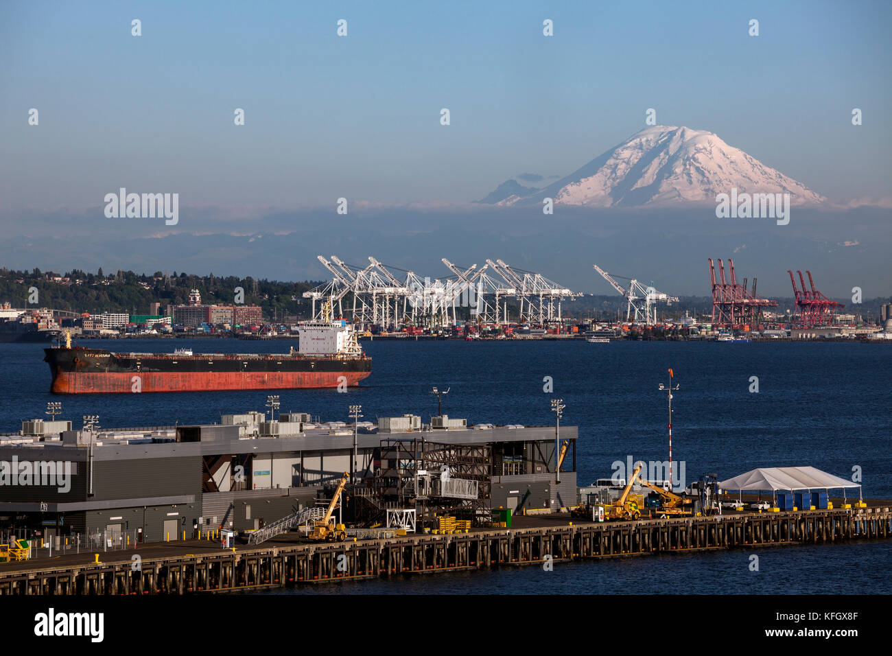 WA14074-00...WASHINGTON -Seattle's Elliott Bay und das Industriegebiet mit Mount Rainier in der Ferne Stockfoto