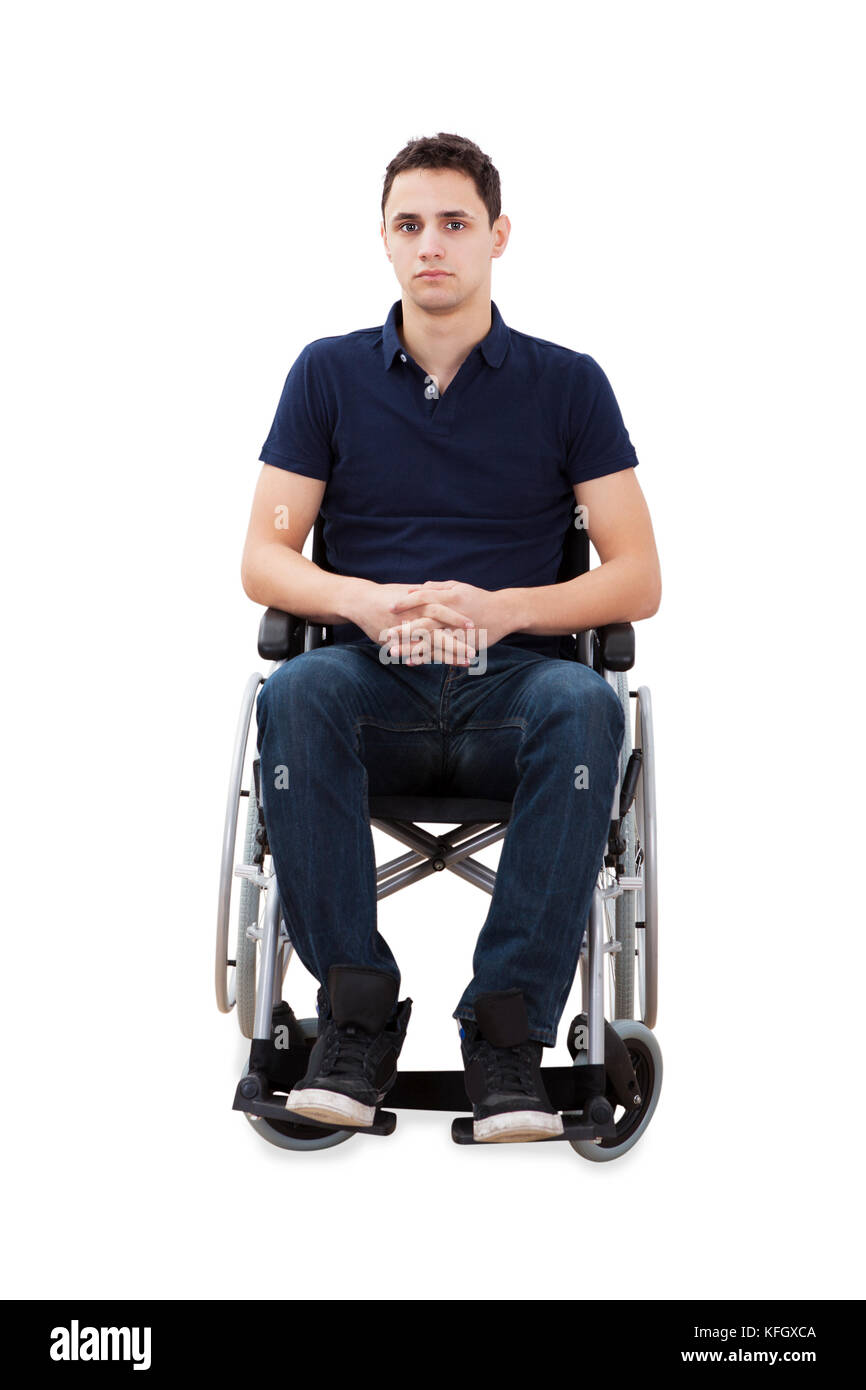 In voller Länge Porträt von selbstbewussten Mann sitzen mit Händen in Rollstuhl geklammert isoliert auf weißem Hintergrund Stockfoto